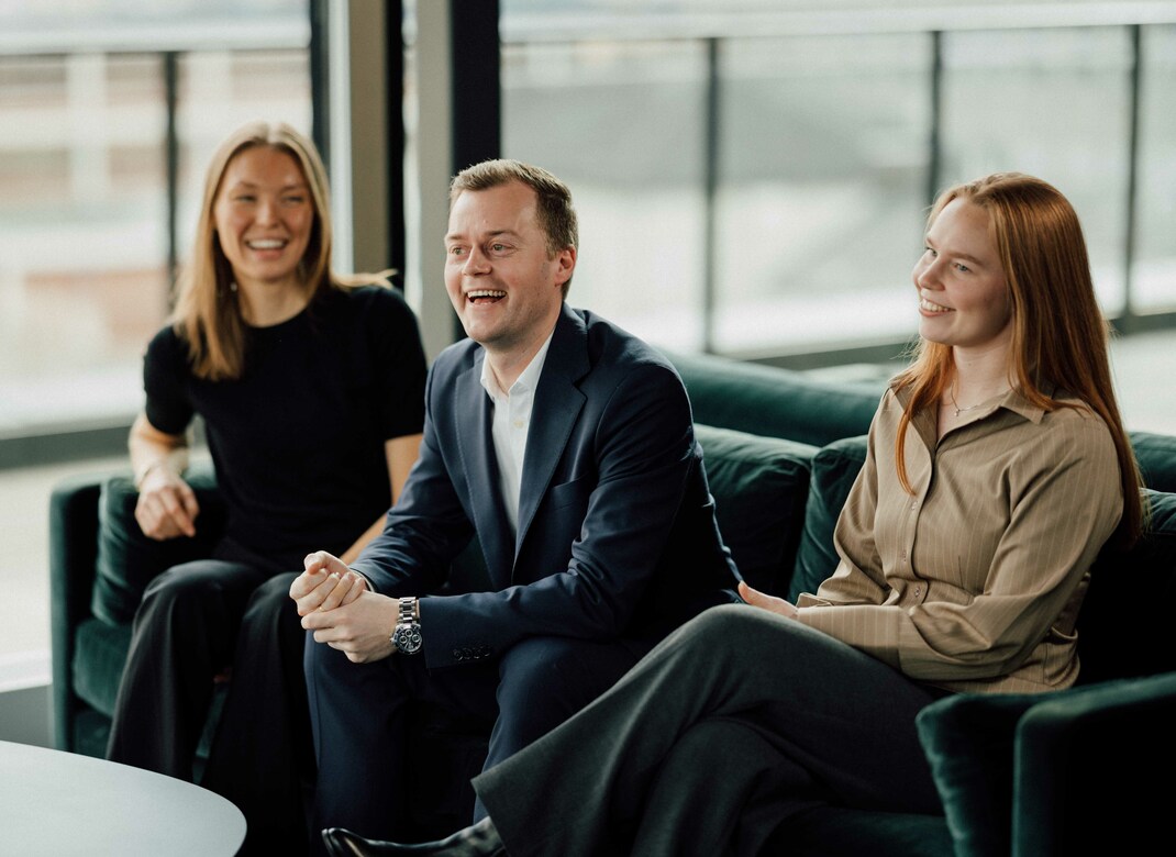 Maren, Jonas og Tiril i sofa